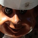 【仙台】40年間店頭に立ち続ける人形は、現代の配膳ロボットの「大先輩」だった